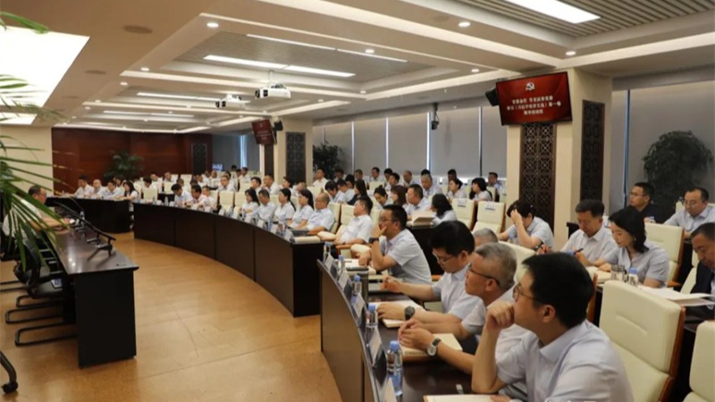 甘肃w66利来 华龙证券党委召开中心组学习会议专题学习《习近平经济文选》第一卷